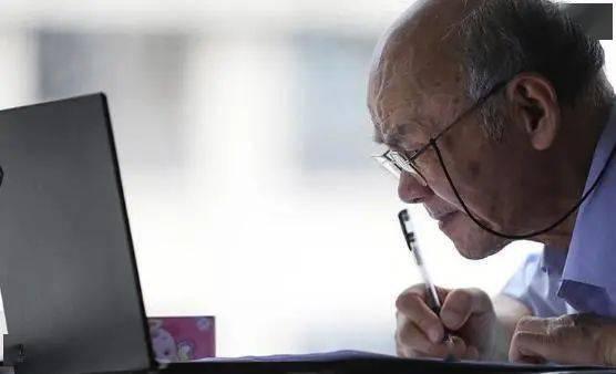 娱乐吃瓜酱中老年人